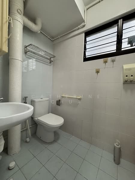 287 Tampines Street 22, 287 Tampines Street 22, 3 Bedrooms, 1,200 sqft, HDB Flat For Rent, by Catherine Chua, 500144646 - Bathroom - PropertyGuru.com.sg