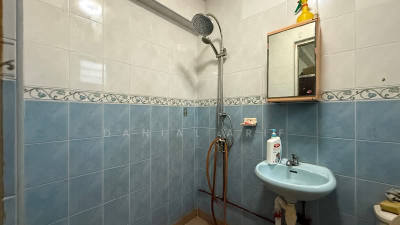 113 Tampines Street 11, 113 Tampines Street 11, 2 Bedrooms, 790 sqft, HDB Flat For Sale, by Danial Arif, 500144686 - Master bedroom toilet - PropertyGuru.com.sg