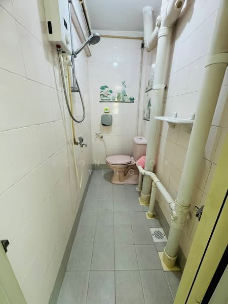 88 Commonwealth Close, 88 Commonwealth Close, 2 Bedrooms, 624 sqft, HDB Flat For Sale, by Leong Kok Ying, 500144707 - Bathroom - PropertyGuru.com.sg