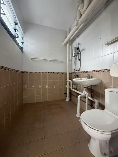169 Bukit Batok West Avenue 8, 169 Bukit Batok West Avenue 8, 2 Bedrooms, 786 sqft, HDB Flat For Sale, by Sheryl Neo, 500144708 - Bathroom - PropertyGuru.com.sg