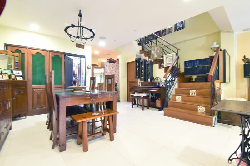 Opera Estate, Jalan Bangsawan, 4 Bedrooms, 2,500 sqft, Terraced House For Sale, by Zen Lim, 500144743 - Living Room - PropertyGuru.com.sg