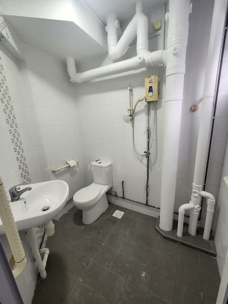 540 Jurong West Avenue 1, 540 Jurong West Avenue 1, 3 Bedrooms, 1,130 sqft, HDB Flat For Sale, by Joanne Sum, 500144749 - Bathroom - PropertyGuru.com.sg