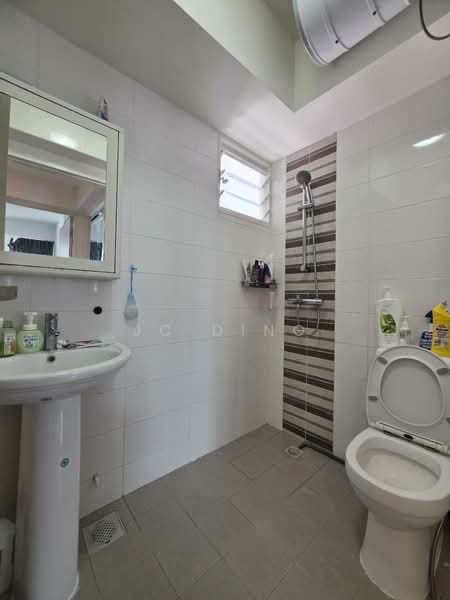 663A Punggol Drive, 663A Punggol Drive, 2 Bedrooms, 700 sqft, HDB Flat For Sale, by JC Ding, 500144780 - Bathroom - PropertyGuru.com.sg