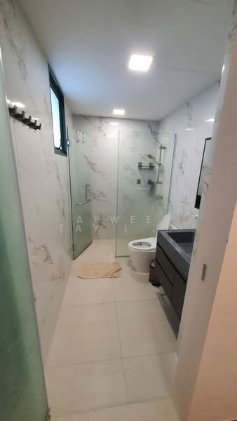 Regal Court, 17 Kim Keat Road, 3 Bedrooms, 1,173 sqft, Apartment For Rent, by Alwee Tay Lip Wee, 500144787 - Bathroom - PropertyGuru.com.sg