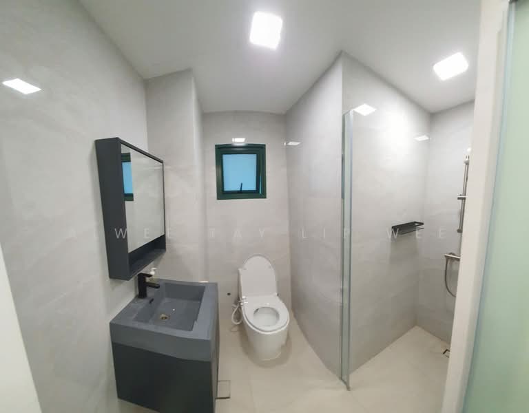 Regal Court, 17 Kim Keat Road, 3 Bedrooms, 1,173 sqft, Apartment For Rent, by Alwee Tay Lip Wee, 500144787 - Bathroom - PropertyGuru.com.sg