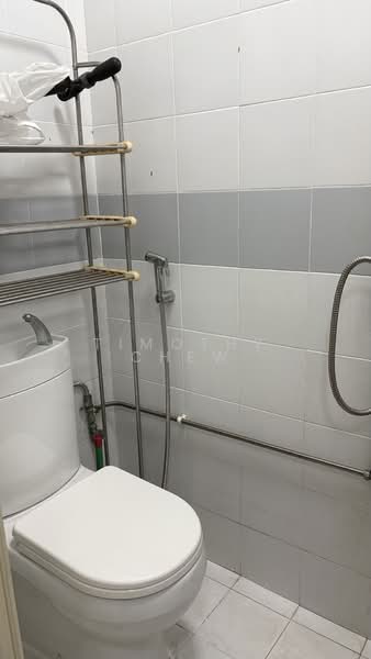 Astoria Park, 32 Lorong Mydin, 2 Bedrooms, 1,001 sqft, Condominium For Rent, by Timothy Chew, 500144802 - Kitchen Bathroom - PropertyGuru.com.sg