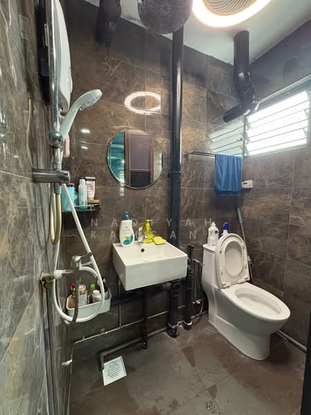 424 Bedok North Avenue 1, 424 Bedok North Avenue 1, 2 Bedrooms, 721 sqft, HDB Flat For Sale, by Nadiyah Kamsani, 500144811 - Bathroom - PropertyGuru.com.sg