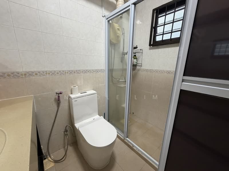 290B Compassvale Crescent, 290B Compassvale Crescent, 3 Bedrooms, 1,185 sqft, HDB Flat For Sale, by Nicole Lim, 500144833 - Bathroom - PropertyGuru.com.sg