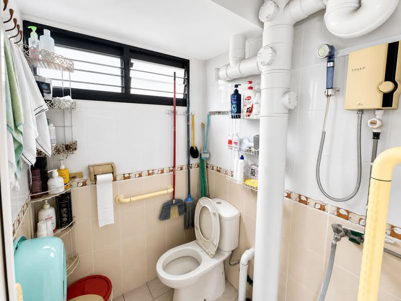 211 Ang Mo Kio Avenue 3, 211 Ang Mo Kio Avenue 3, 2 Bedrooms, 721 sqft, HDB Flat For Sale, by Jeremy Wong, 500144840 - Bathroom - PropertyGuru.com.sg