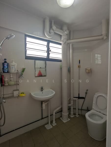 307 Jurong East Street 32, 307 Jurong East Street 32, Room Rental, 250 sqft, HDB Flat For Rent, by Daniel Song, 500144844 - Bathroom - PropertyGuru.com.sg