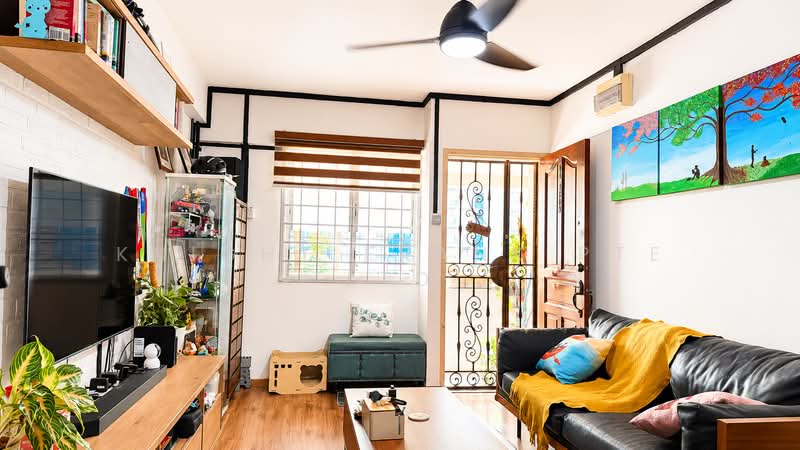 601 Ang Mo Kio Avenue 5, 601 Ang Mo Kio Avenue 5, 2 Bedrooms, 721 sqft, HDB Flat For Sale, by Dave Devnath, 500144848 - Living Room - PropertyGuru.com.sg