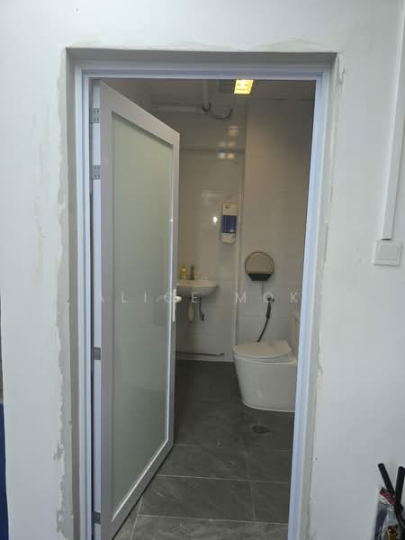Unity Centre, 51 Bukit Batok Crescent, 1,600 sqft, Light Industrial (B1) For Rent, by Alice Mok, 500144851 - Bathroom - CommercialGuru.com.sg