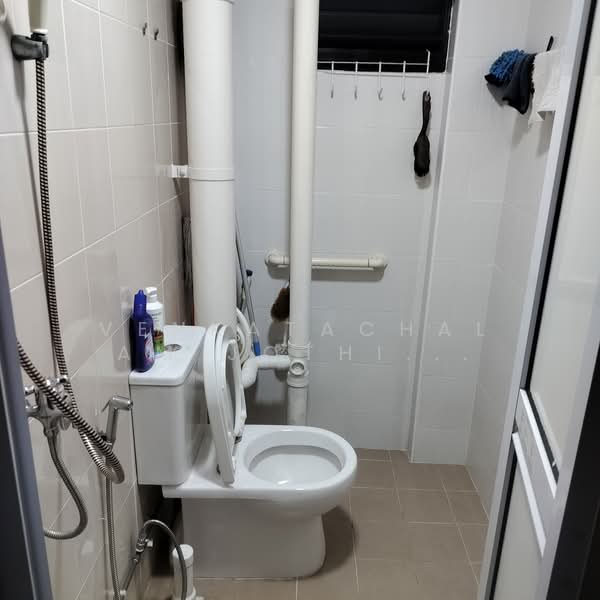 422 Jurong West Street 42, 422 Jurong West Street 42, Room Rental, 110 sqft, HDB Flat For Rent, by Venkatachalam Jothiraj (Raj), 500144861 - Bathroom - PropertyGuru.com.sg