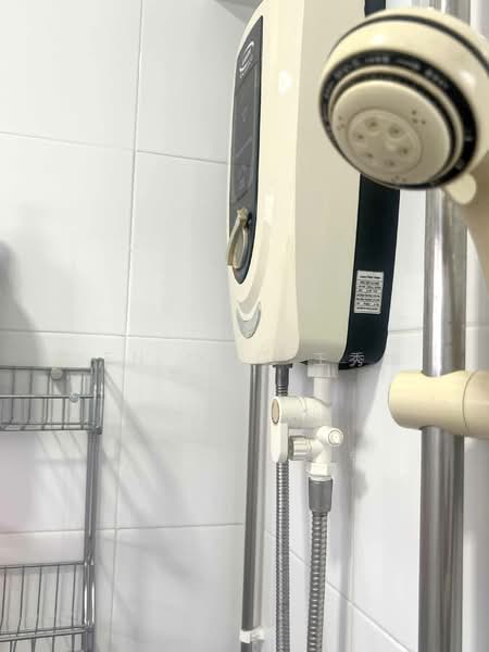173 Ang Mo Kio Avenue 4, 173 Ang Mo Kio Avenue 4, Room Rental, 300 sqft, HDB Flat For Rent, by Jen Ong 王秀嬌, 500144862 - Bathroom - PropertyGuru.com.sg