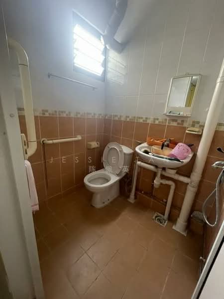 706 Clementi West Street 2, 706 Clementi West Street 2, 2 Bedrooms, 732 sqft, HDB Flat For Sale, by Jessie Tan 陈佩英, 500144914 - Bathroom - PropertyGuru.com.sg