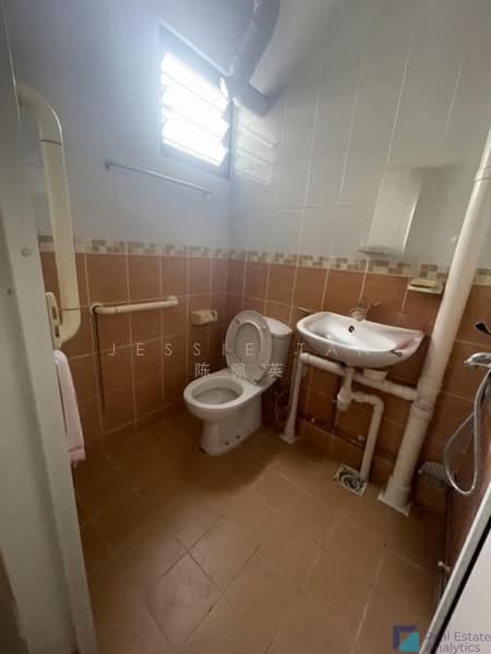 706 Clementi West Street 2, 706 Clementi West Street 2, 2 Bedrooms, 732 sqft, HDB Flat For Sale, by Jessie Tan 陈佩英, 500144914 - Bathroom - PropertyGuru.com.sg