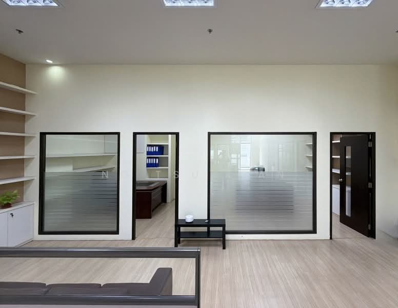 Unity Centre, 51 Bukit Batok Crescent, 2,024 sqft, Light Industrial (B1) For Sale, by Ng Tsu Kian, 500144929 - Overlooking Partitioned Room 1 & 2 - CommercialGuru.com.sg