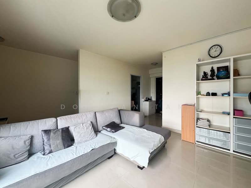 395 Bukit Batok West Avenue 5, 395 Bukit Batok West Avenue 5, 3 Bedrooms, 969 sqft, HDB Flat For Sale, by Donavan Tan, 500144975 - Living Room - PropertyGuru.com.sg