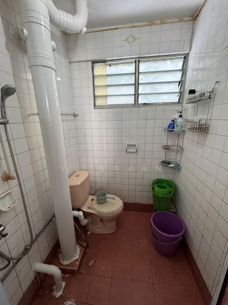 146 Yishun Street 11, 146 Yishun Street 11, 2 Bedrooms, 721 sqft, HDB Flat For Sale, by VS Rajan, 500144976 - Bathroom - PropertyGuru.com.sg
