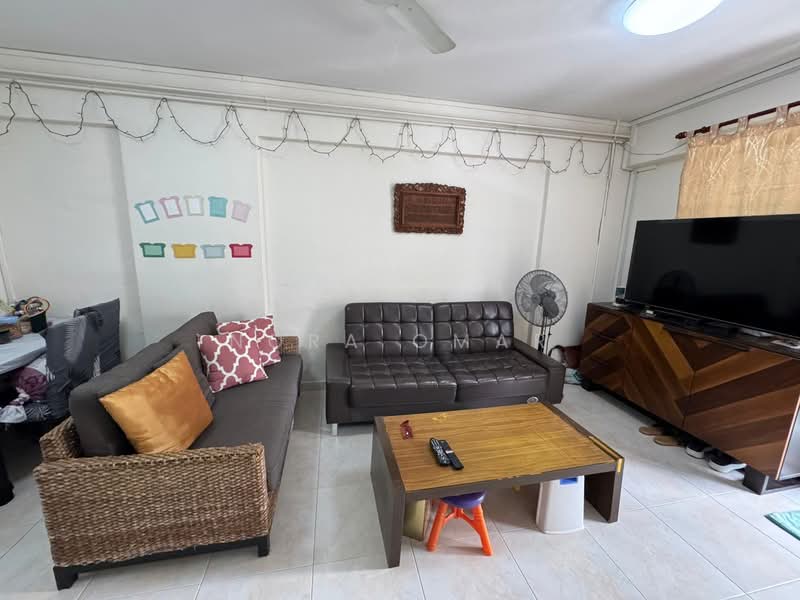 172 Ang Mo Kio Avenue 4, 172 Ang Mo Kio Avenue 4, 2 Bedrooms, 64 sqft, HDB Flat For Sale, by Nora Omar, 500145027 - Living Room - PropertyGuru.com.sg