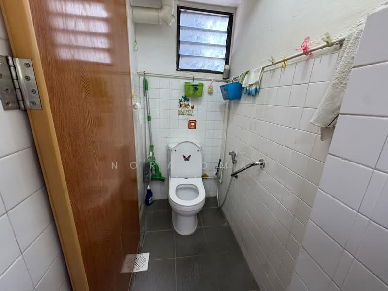 172 Ang Mo Kio Avenue 4, 172 Ang Mo Kio Avenue 4, 2 Bedrooms, 64 sqft, HDB Flat For Sale, by Nora Omar, 500145027 - Bathroom - PropertyGuru.com.sg