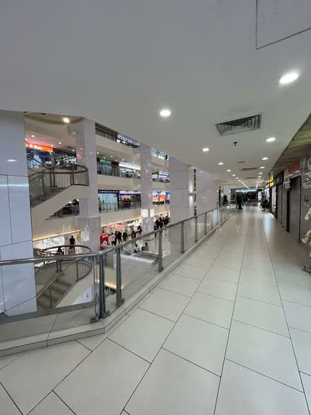 Lucky Plaza, 304 Orchard Road, 581 sqft, Mall Shop For Rent, by Marcus Tay, 500145032 - Corridor - CommercialGuru.com.sg