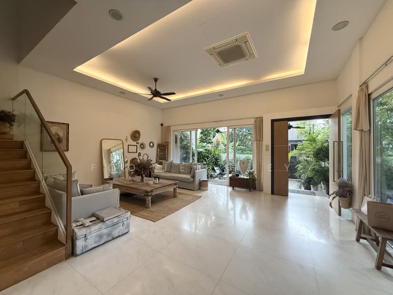 Serangoon Garden Estate, Berwick Drive, 5 Bedrooms, 2,800 sqft, Semi-Detached House For Rent, by Foo Jen Huey, 500145058 - Living Room - PropertyGuru.com.sg