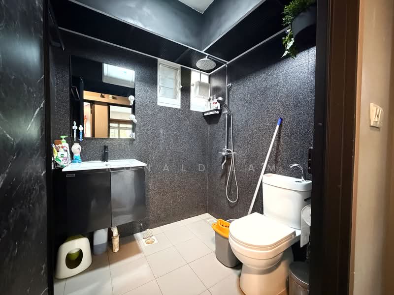 620A Tampines Street 61, 620A Tampines Street 61, 3 Bedrooms, 1,216 sqft, HDB Flat For Sale, by Ronald Lam, 500145072 - Bathroom - PropertyGuru.com.sg