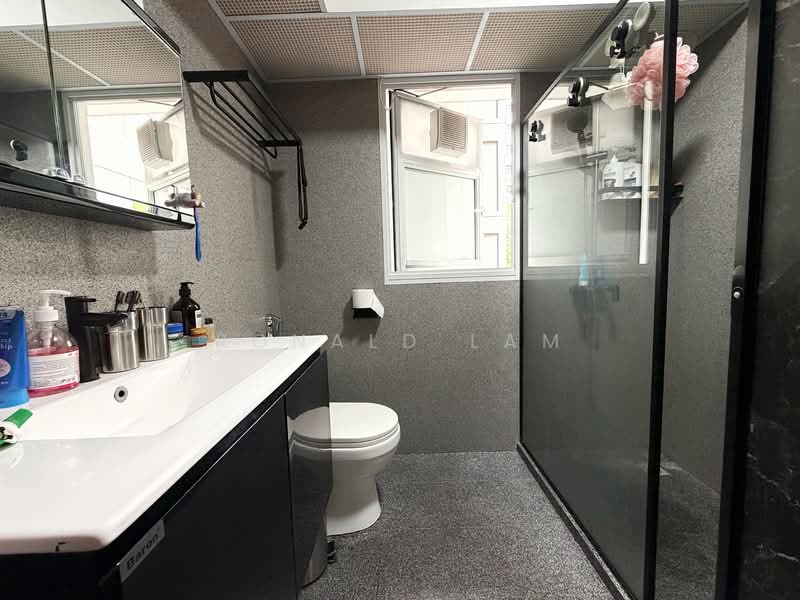 620A Tampines Street 61, 620A Tampines Street 61, 3 Bedrooms, 1,216 sqft, HDB Flat For Sale, by Ronald Lam, 500145072 - Bathroom - PropertyGuru.com.sg