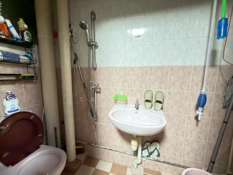 940 Tampines Avenue 5, 940 Tampines Avenue 5, 4 Bedrooms, 1,572 sqft, HDB Flat For Sale, by Sam Lim, 500145175 - Bathroom - PropertyGuru.com.sg