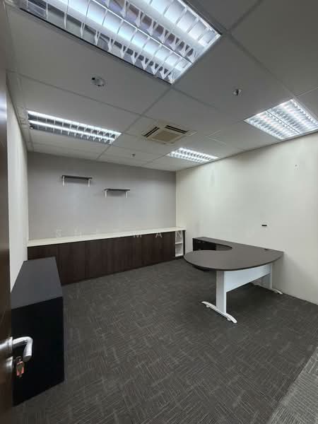 E-Centre @ Redhill, 3791 Jalan Bukit Merah, 1,012 sqft, Light Industrial (B1) For Sale, by Sherman Lim, 500145213 - Director’s Room 2 - CommercialGuru.com.sg