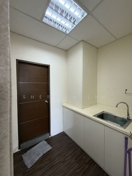 E-Centre @ Redhill, 3791 Jalan Bukit Merah, 1,012 sqft, Light Industrial (B1) For Sale, by Sherman Lim, 500145213 - Ensuite Bathroom / Pantry - CommercialGuru.com.sg
