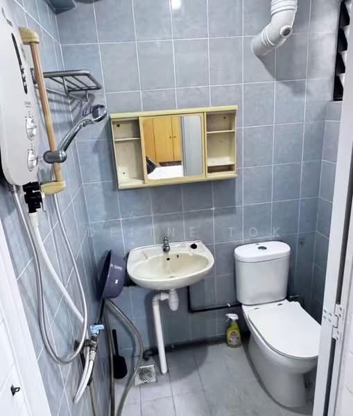 512 West Coast Drive, 512 West Coast Drive, 3 Bedrooms, 990 sqft, HDB Flat For Rent, by Adeline Tok, 500145347 - Bathroom - PropertyGuru.com.sg