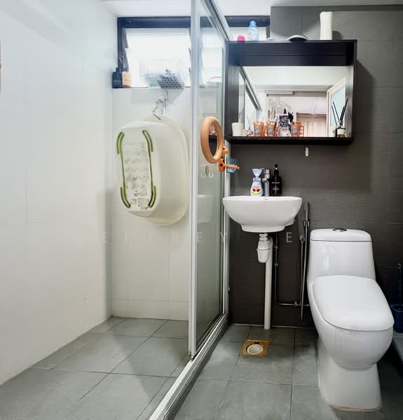 303 Shunfu Road, 303 Shunfu Road, 3 Bedrooms, 1,356 sqft, HDB Flat For Sale, by Jeffrey Lee, 500145385 - Bathroom - PropertyGuru.com.sg