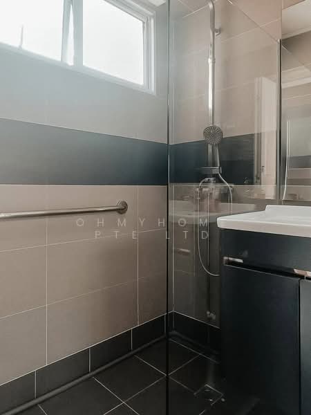 432 Hougang Avenue 6, 432 Hougang Avenue 6, 3 Bedrooms, 1,216 sqft, HDB Flat For Sale, by EVON NG, 500145386 - Bathroom - PropertyGuru.com.sg