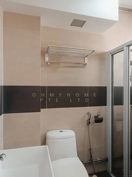 432 Hougang Avenue 6, 432 Hougang Avenue 6, 3 Bedrooms, 1,216 sqft, HDB Flat For Sale, by EVON NG, 500145386 - Bathroom - PropertyGuru.com.sg