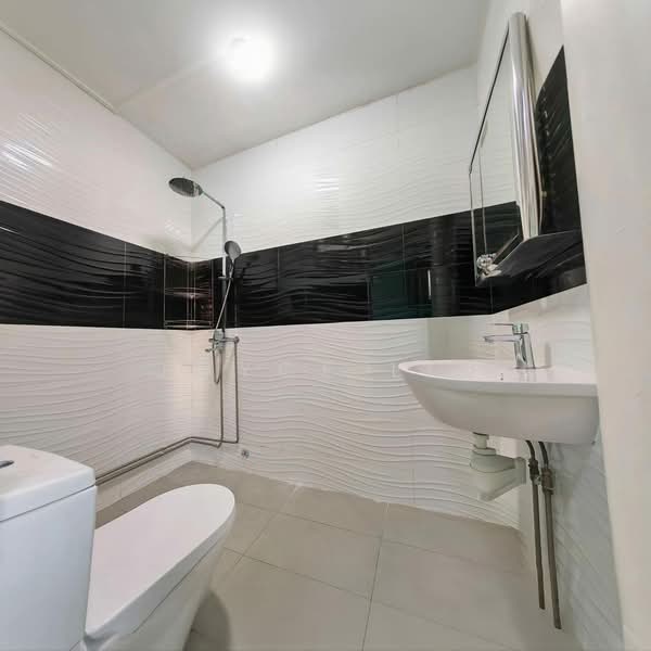 626 Choa Chu Kang Street 62, 626 Choa Chu Kang Street 62, 3 Bedrooms, 1,302 sqft, HDB Flat For Rent, by Joyce Lim, 500145405 - Bathroom - PropertyGuru.com.sg