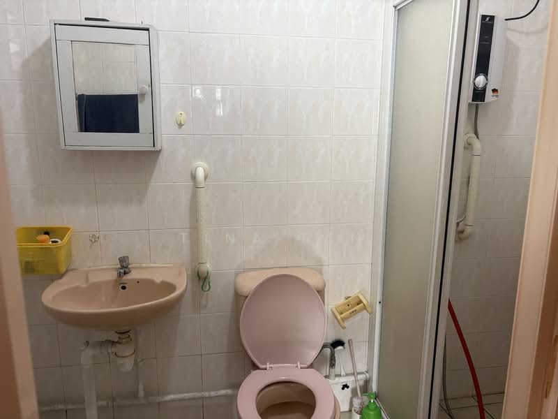 239 Compassvale Walk, 239 Compassvale Walk, 5 Bedrooms, 1,313 sqft, HDB Flat For Sale, by Tina Tan, 500145416 - Bathroom - PropertyGuru.com.sg