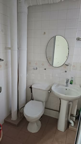 247 Tampines Street 21, 247 Tampines Street 21, Room Rental, 250 sqft, HDB Flat For Rent, by Vanessa Chuah, 500145435 - Bathroom - PropertyGuru.com.sg