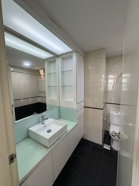 Seletar Springs Condominium, 106 Gerald Drive, 2 Bedrooms, 1,012 sqft, Condominium For Rent, by Renee Nicole Lee, 500145452 - Bathroom - PropertyGuru.com.sg