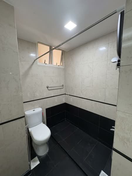 Seletar Springs Condominium, 106 Gerald Drive, 2 Bedrooms, 1,012 sqft, Condominium For Rent, by Renee Nicole Lee, 500145452 - Bathroom - PropertyGuru.com.sg
