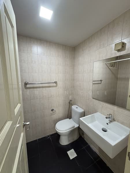 Seletar Springs Condominium, 106 Gerald Drive, 2 Bedrooms, 1,012 sqft, Condominium For Rent, by Renee Nicole Lee, 500145452 - Bathroom - PropertyGuru.com.sg