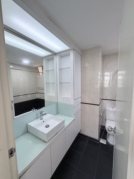 Seletar Springs Condominium, 106 Gerald Drive, 2 Bedrooms, 1,012 sqft, Condominium For Rent, by Renee Nicole Lee, 500145452 - Bathroom - PropertyGuru.com.sg
