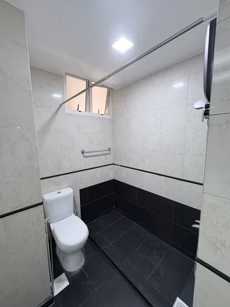 Seletar Springs Condominium, 106 Gerald Drive, 2 Bedrooms, 1,012 sqft, Condominium For Rent, by Renee Nicole Lee, 500145452 - Bathroom - PropertyGuru.com.sg