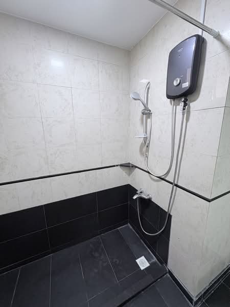 Seletar Springs Condominium, 106 Gerald Drive, 2 Bedrooms, 1,012 sqft, Condominium For Rent, by Renee Nicole Lee, 500145452 - Bathroom - PropertyGuru.com.sg