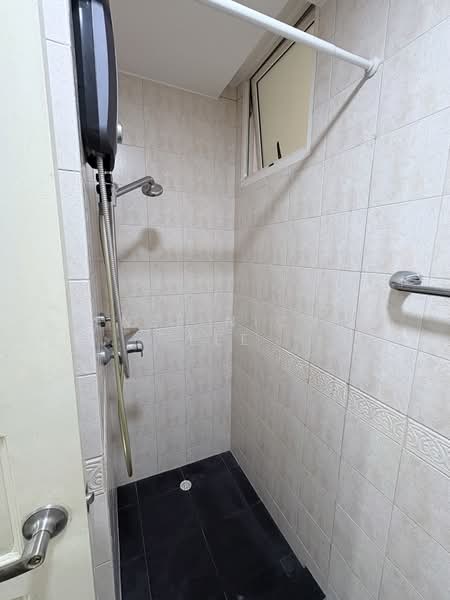 Seletar Springs Condominium, 106 Gerald Drive, 2 Bedrooms, 1,012 sqft, Condominium For Rent, by Renee Nicole Lee, 500145452 - Bathroom - PropertyGuru.com.sg