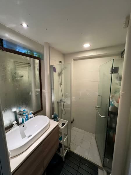 179 Toa Payoh Central, 179 Toa Payoh Central, 3 Bedrooms, 872 sqft, HDB Flat For Sale, by Jessie Tan 陈杰识, 500145497 - Bathroom - PropertyGuru.com.sg