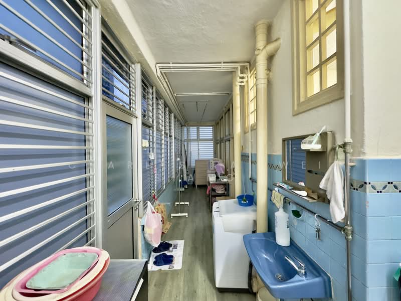 26 Tiong Bahru Road, 26 Tiong Bahru Road, 2 Bedrooms, 807 sqft, HDB Flat For Sale, by Charles Tai Wei Siang, 500145499 - Kitchen yard - PropertyGuru.com.sg