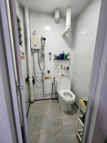 360 Bukit Batok Street 31, 360 Bukit Batok Street 31, 3 Bedrooms, 1,012 sqft, HDB Flat For Sale, by Hafiz Khan, 500145504 - Bathroom - PropertyGuru.com.sg