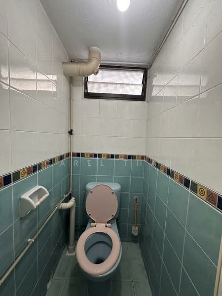23 Dover Crescent, 23 Dover Crescent, 3 Bedrooms, 947 sqft, HDB Flat For Sale, by Carel Tham, 500145515 - Bathroom - PropertyGuru.com.sg